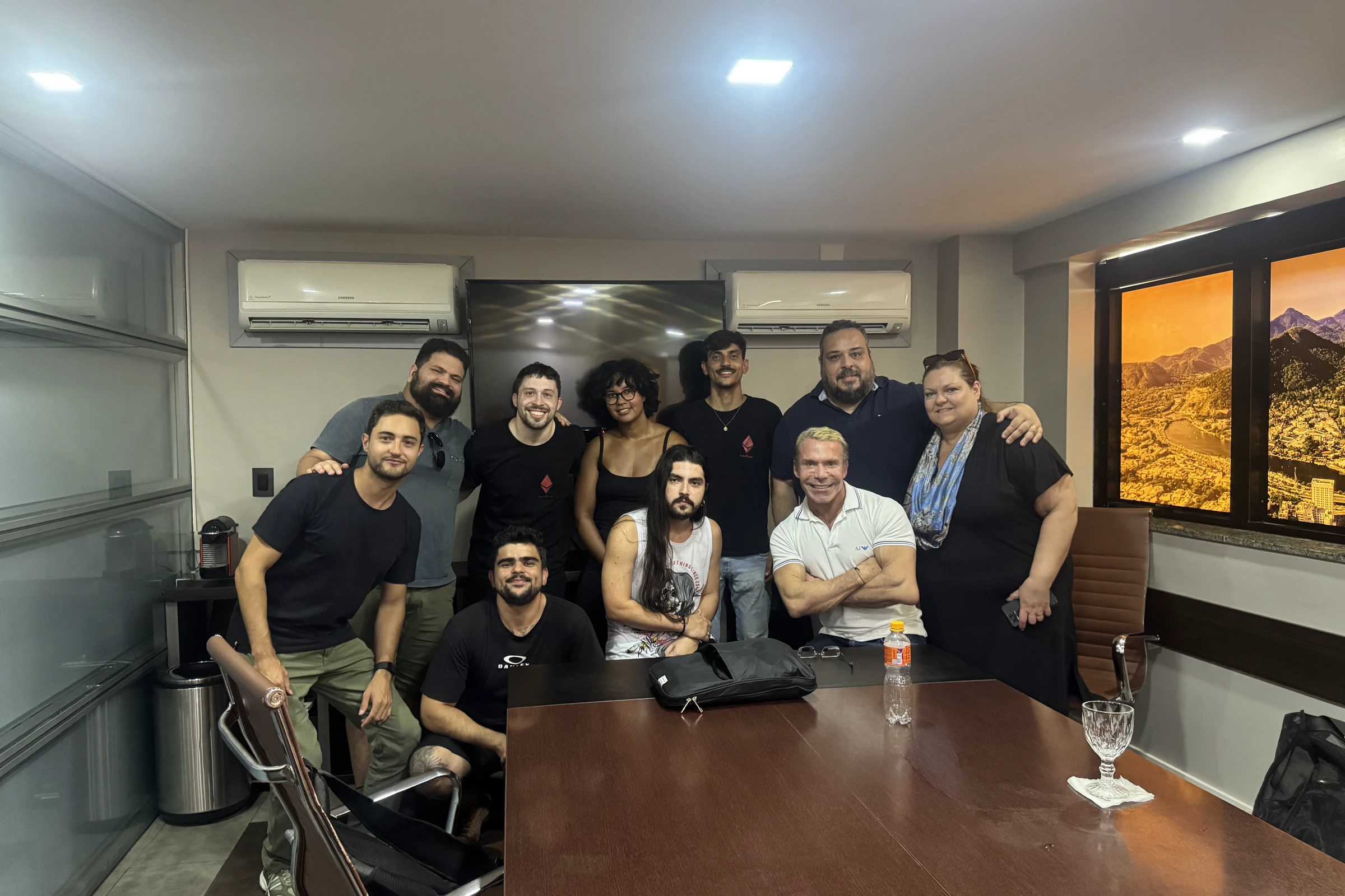 Grupo da LiberEther Academy posando juntos em sala de reunião