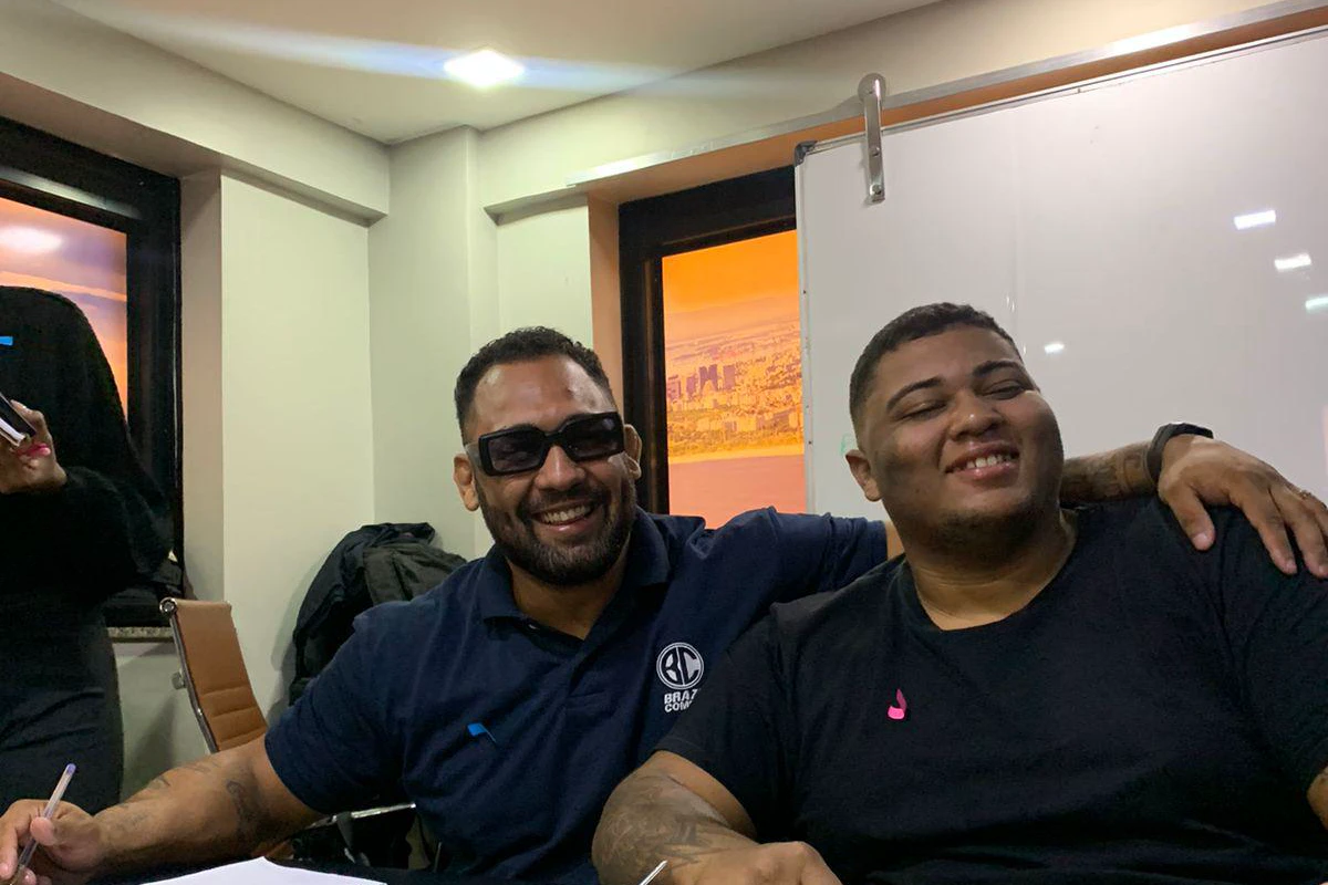 Participantes sorrindo juntos durante um encontro da Academy