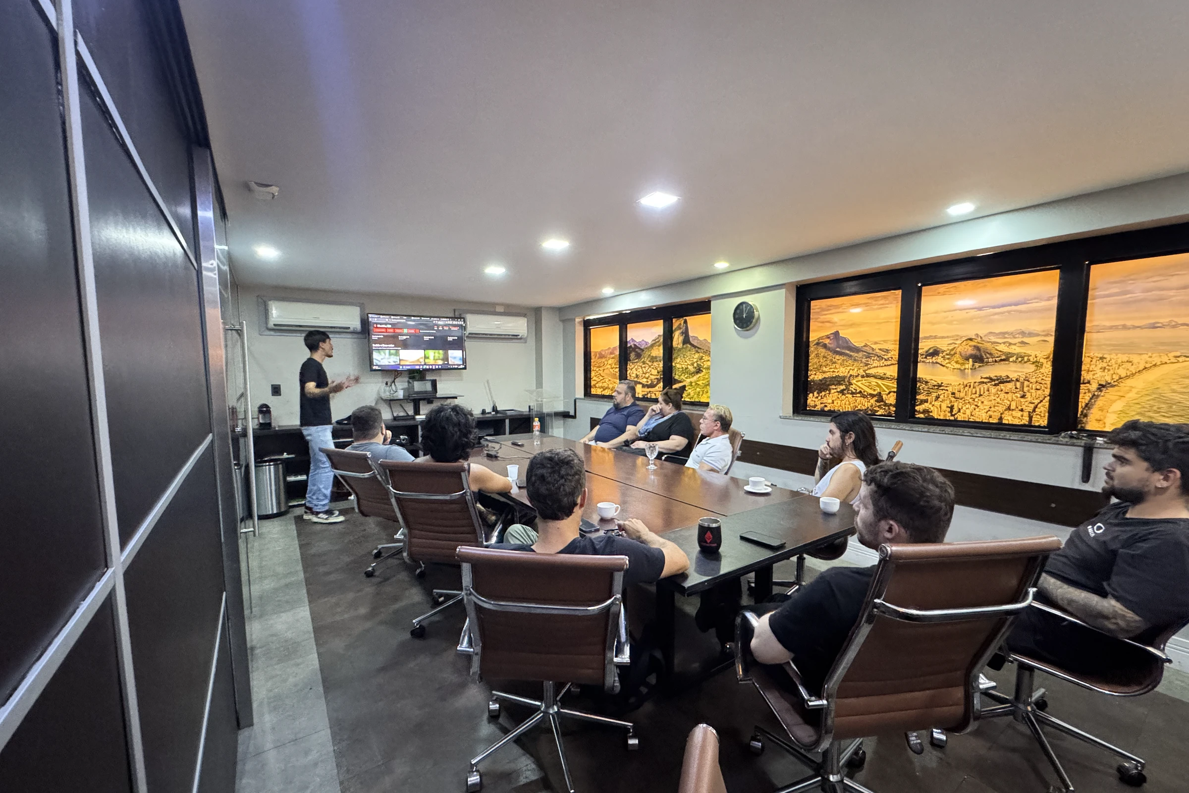 Workshop em sala de reunião com vista da cidade ao fundo
