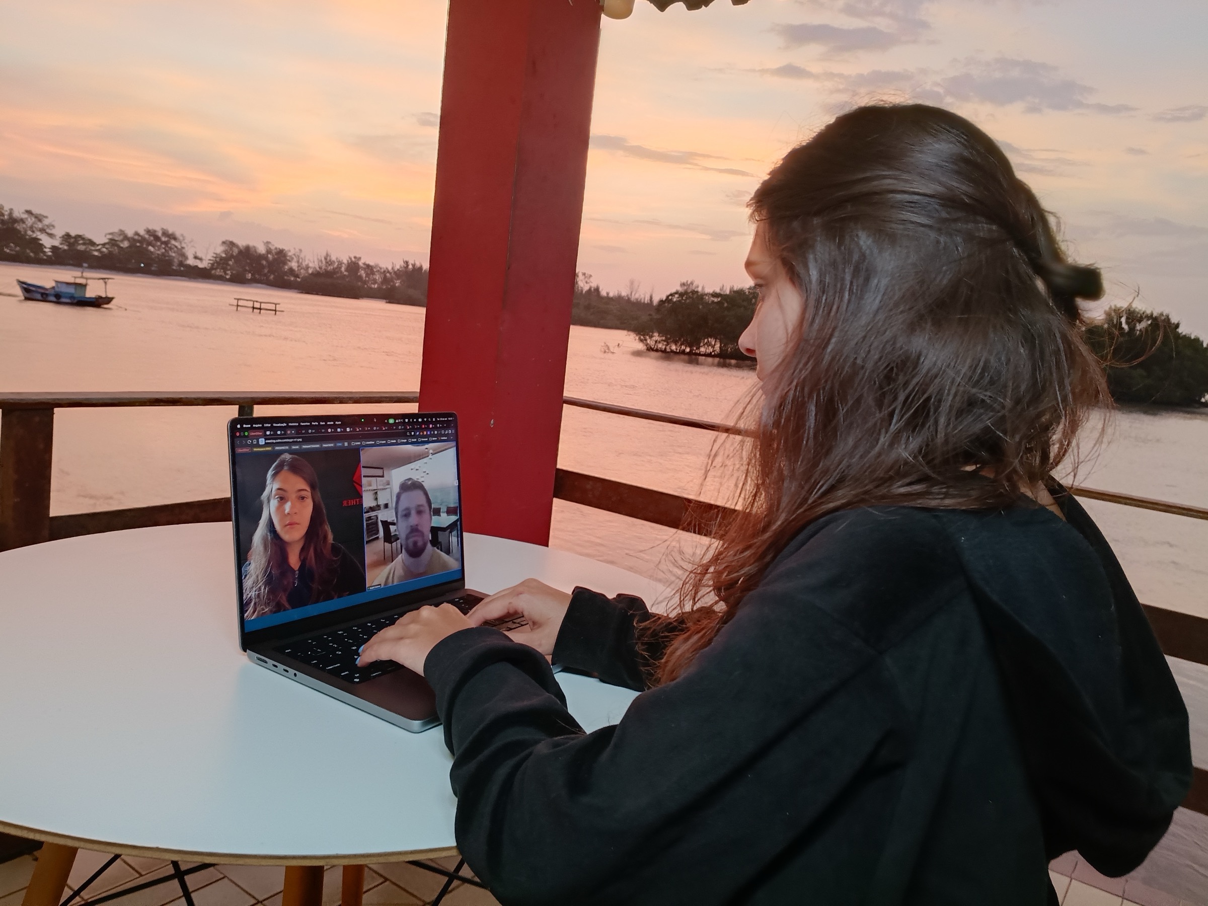 Woman taking part in an individual call with the instructor on her laptop.