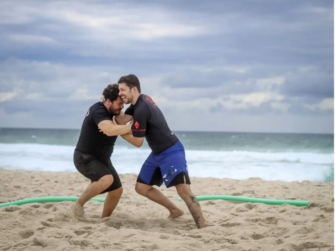 Treino de Jiujitsu brasileiro na praia durante o LiberCamp